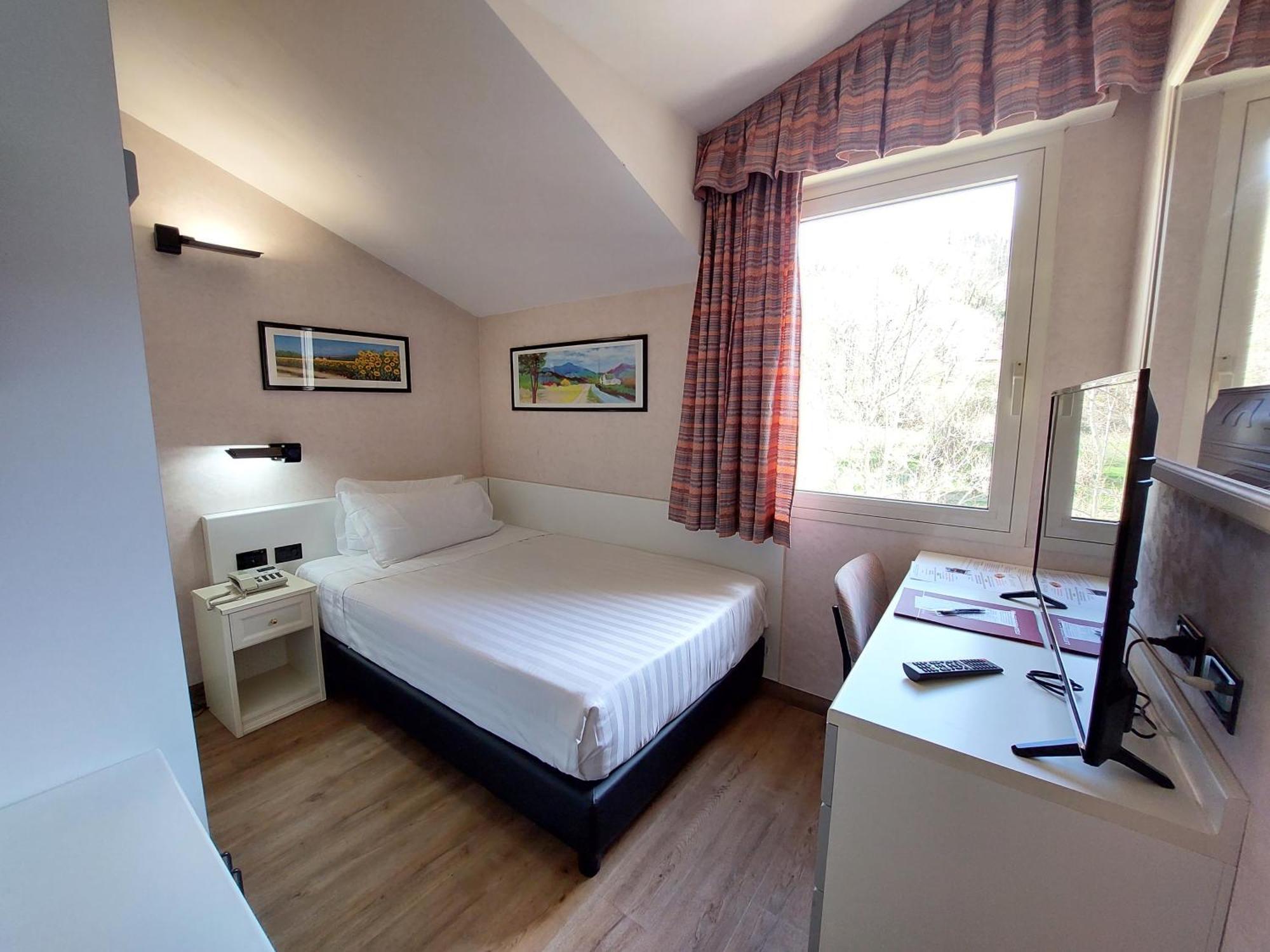 Hotel Falco D'Oro Tole Bagian luar foto