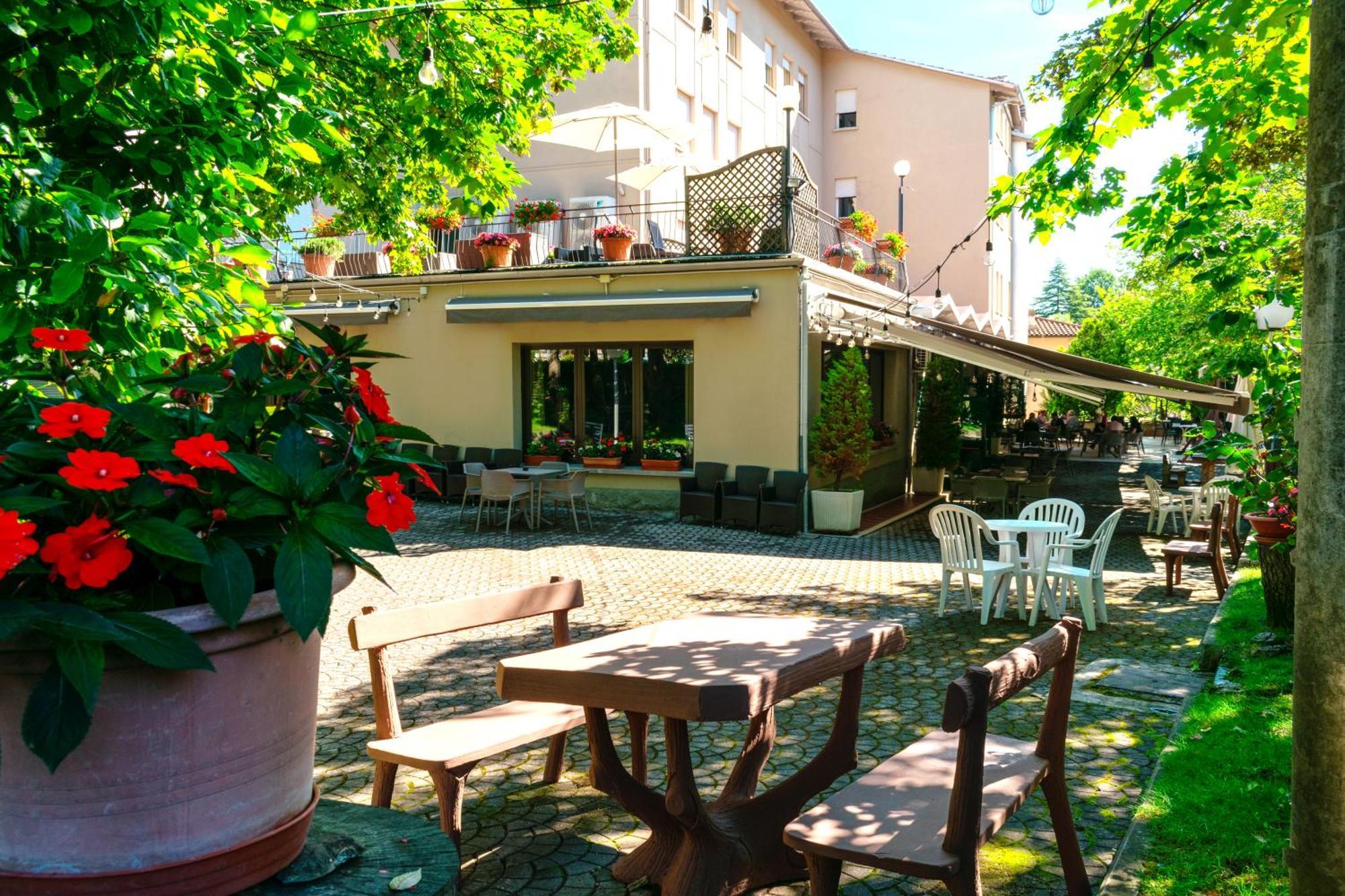 Hotel Falco D'Oro Tole Bagian luar foto