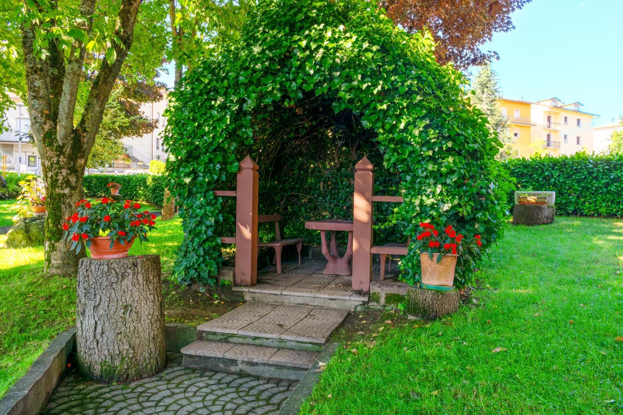 Hotel Falco D'Oro Tole Bagian luar foto