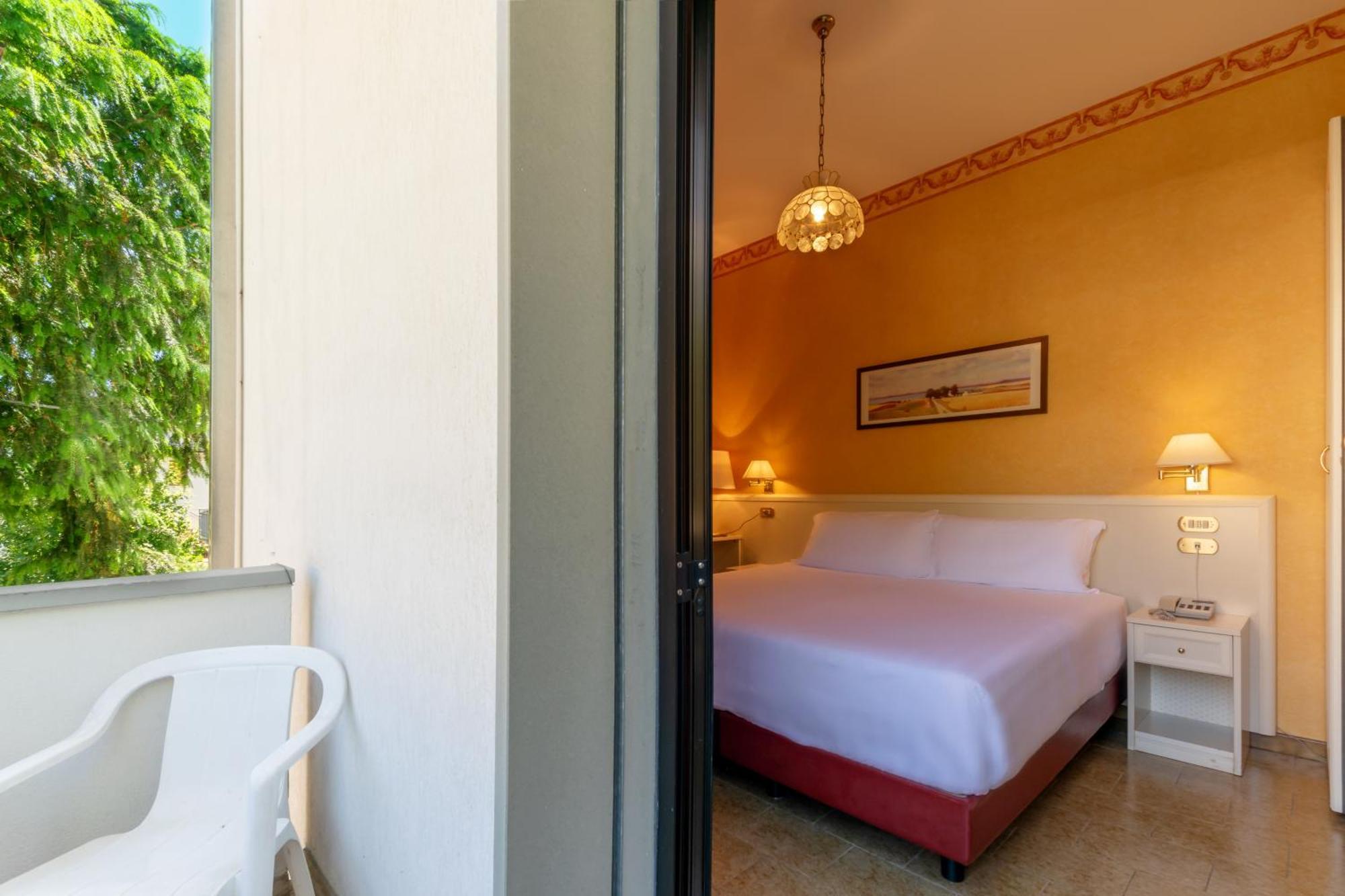 Hotel Falco D'Oro Tole Bagian luar foto