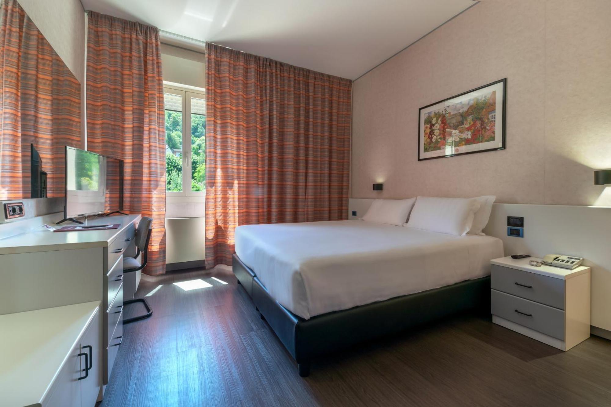 Hotel Falco D'Oro Tole Bagian luar foto